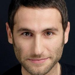 Ali Nuri Türkoğlu 飾演 Cemil