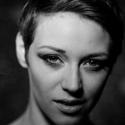 Laura Marie Howard 飾演 Fire Artist