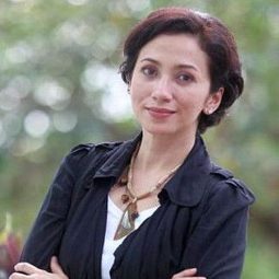 Sofia Jane 飾演 Tun Teja