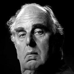 Robert Morley 飾演 Hugh Deverill