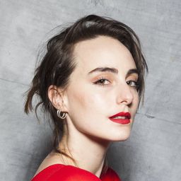 艾蜜莉亞·拉佐 - 心動隔扇窗：飄洋過海演員 飾演Claudia