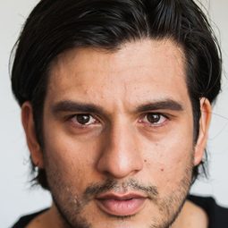 Francisco Medina 飾演 Mavi Takeh