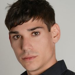 César Vicente 飾演 Eduardo