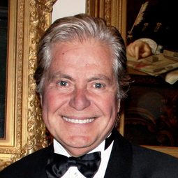 侯賽因·法米 - 亞歷山卓：其城其事演員 飾演Stelio