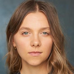 Abby Hilden - 浪跡女孩演員 飾演Soccer Captain