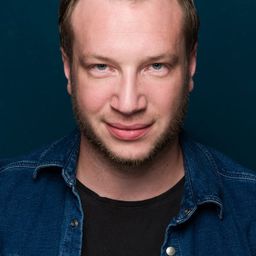 Mateusz Malecki - 心動大遊行演員 飾演Reporter