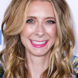 Dawn Luebbe 飾演 Lisa