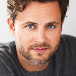 Nicholas Delany 飾演 Peter