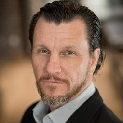 David Atkinson - 節日歡歌演員 飾演Crew Member