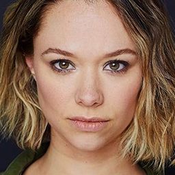 Shannon Hollander 飾演 Charlotte