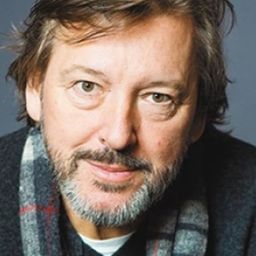 László Gálffi 飾演 Conductor