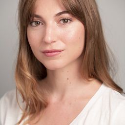 Ania Hernández - 寡婦遊戲演員 飾演Amiga Maje Off