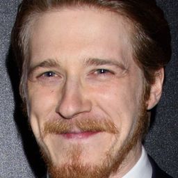 Adam Nagaitis 飾演 Gravesy