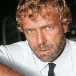 Massimo Ciavarro 飾演 marito leghista geloso