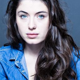 Caroline Tillette 飾演 L'attachée de presse