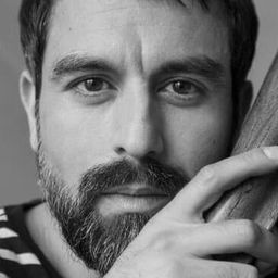 Antony Hickling 飾演 Larson