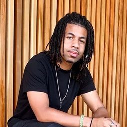 Kevin Romar 飾演 