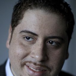 維克多·克魯茲 - 在我消失之前演員 飾演Terry the Doorman