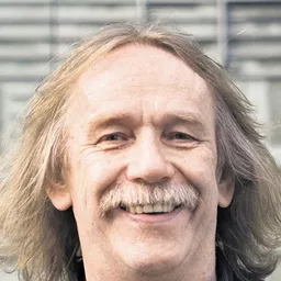 Jaromír Nohavica 飾演 Barkeeper