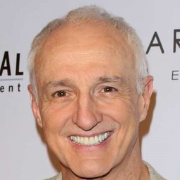 麥可·葛羅斯 飾演 Burt Gummer