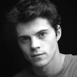 Javier Morgade 飾演 Luis Font