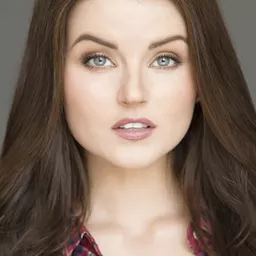 Veronica Lavery 飾演 Ana