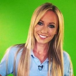 Julia Calvert 飾演 Elizabeth