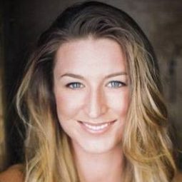 Emma Docker 飾演 Amy Henderson