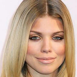 安娜麗妮·麥考德 - Condition of Return演員 飾演Eve Sullivan