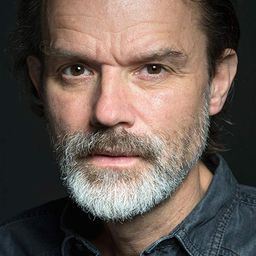 Butz Ulrich Buse 飾演 Catholic Priest