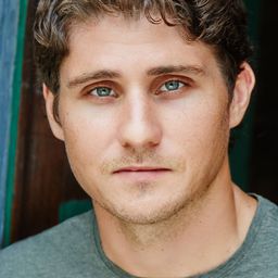 Joshua Brennan - 寒鴉演員 飾演Jason