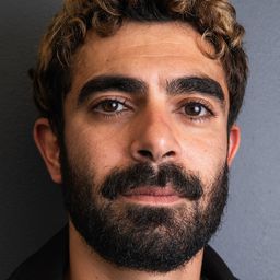 Hassan Akil 飾演 Raja (Young)