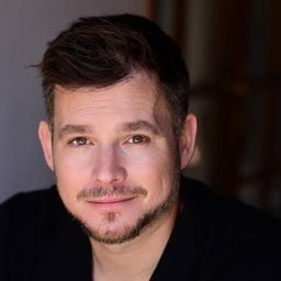 小大衛·艾里戈 - 大偵探福爾摩斯 逃獄大追捕演員 飾演Watson