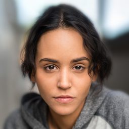 Samantha Ashley 飾演 Alejandra