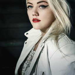 Elle King - 野櫻桃演員 飾演Sabrina