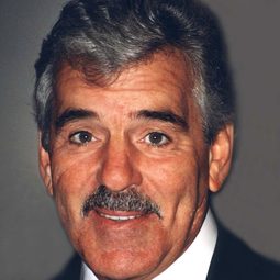 丹尼斯·法瑞那 - 大賭局演員 飾演L.B.J. Deuce Fairbanks