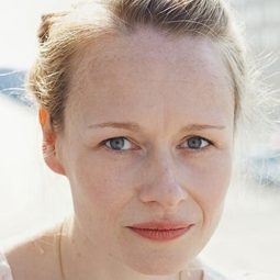 Anja Schneider 飾演 Alexandra