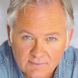 Richard Dillard 飾演 Charlie Prescott