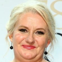 Celia Ireland 飾演 Vesna