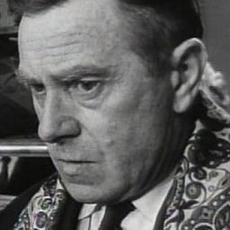 Gabriel Gobin 飾演 Police Sergeant