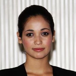 Nabiha Akkari 飾演 La voisine