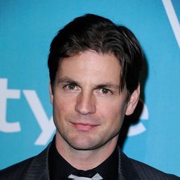 Gale Harold 飾演 John