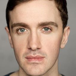 Jonathan Delaney Tynan 飾演 Father