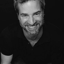 Luis Rallo 飾演 Navarro