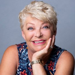 Crissy Rock 飾演 Compere