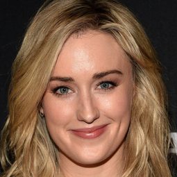 Ashley Johnson - 快餐國家演員 飾演Amber