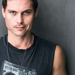 Gareth Koorzen - End Times演員 飾演Stalker Zombie