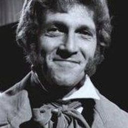 Peter Gilmore 飾演 Brazen