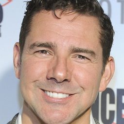 德魯·勞許 飾演 Dr. Stokes