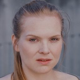 Corinna Pumm 飾演 Nurse